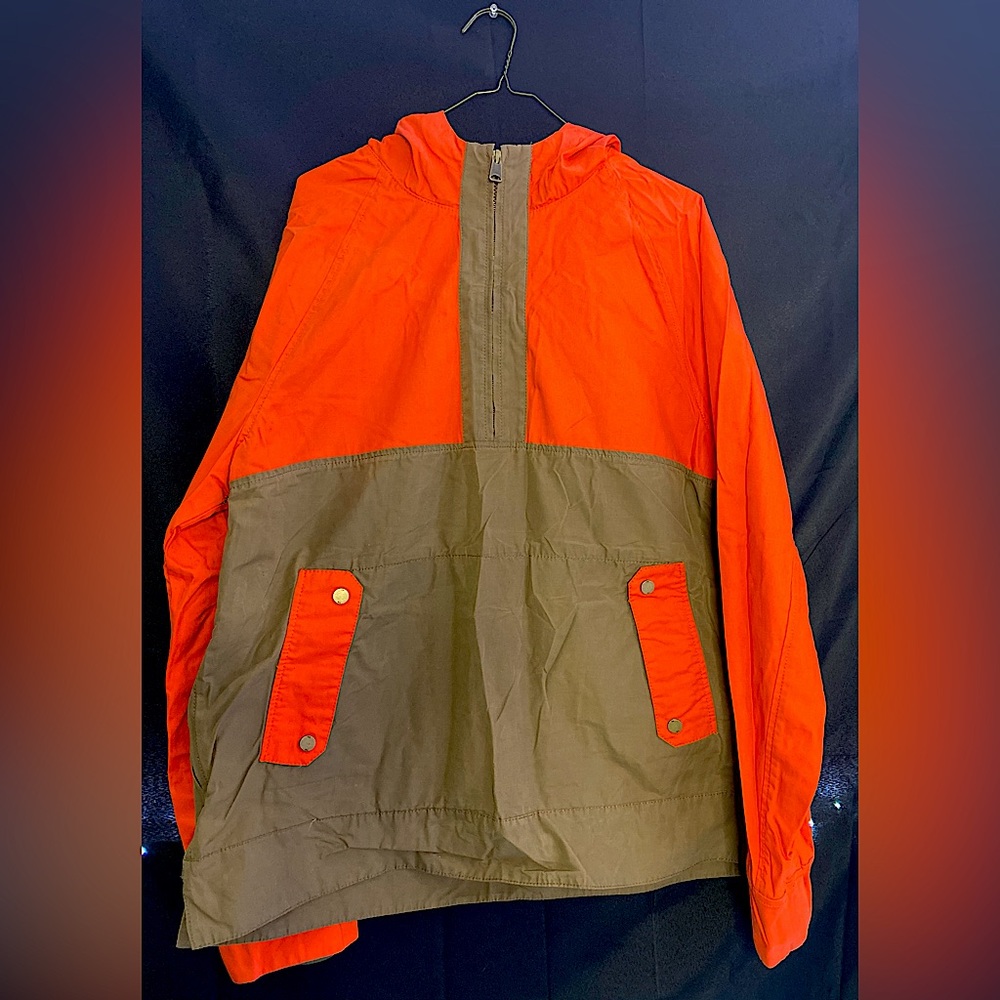 Pullover Tommy Hilfiger utility jacket with hood.